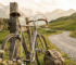 Rennrad an Holzzaun auf Schweizer Alpenstrasse