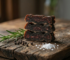 Protein-Fleischriegel mit Rosmarin, Pfeffer und Salz auf Holz